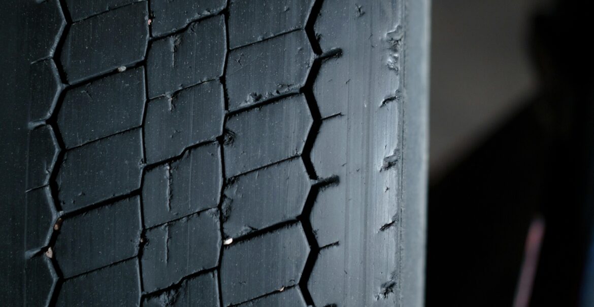 Zdjęcie do artykułu: Jak rozpoznać zużycie opon – poradnik dla kierowców